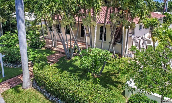 South Lake Villa | Magnificent Villa by Lake near Hollywood Beach