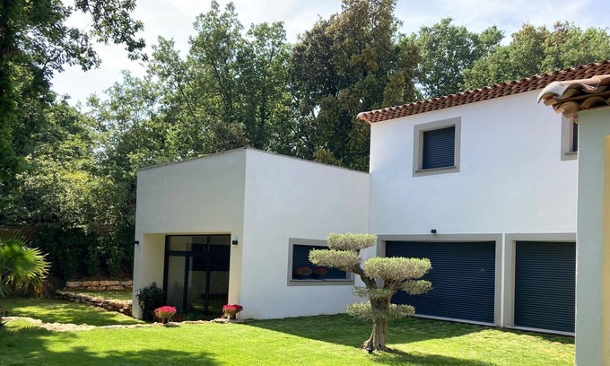 Neoules Villa | Magnificent villa with swimming pool