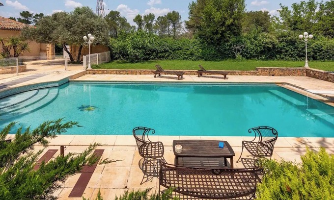 Brignoles Apartment | Magnificent wine estate of 32 hectares.