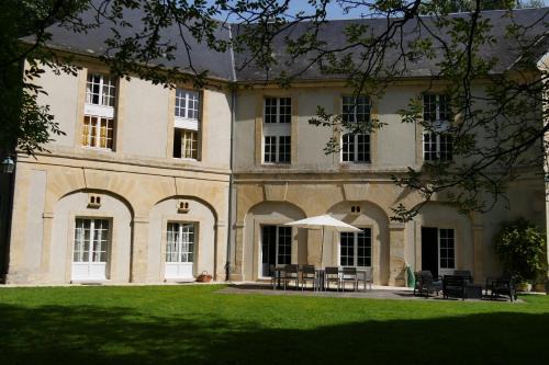 Tilly-sur-Seulles House | Magnifique château rénové proche bourg grand parc belle terrasse billard, ping pong, proche Bayeux et plages du débarquement