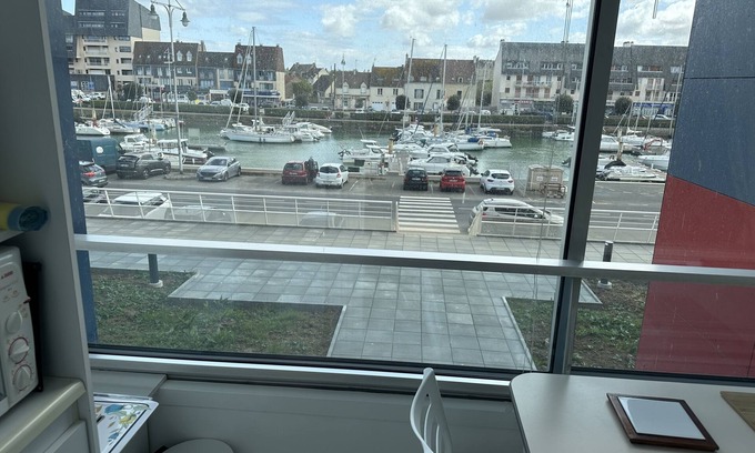 Graye-sur-Mer Apartment | Magnifique Traversant L'orchidée