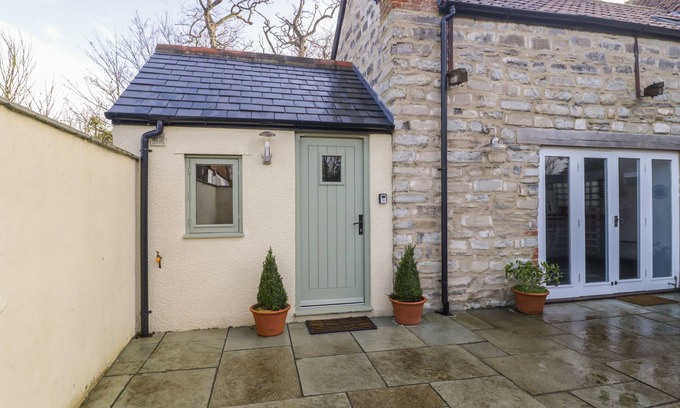 Highbridge Cottage | MAGNOLIA BARN, pet friendly, character holiday cottage in Mark