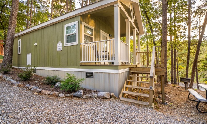 Royal Cottage | Magnolia Cottage at Safe Harbor Brady Mountain on Lake Ouachita!