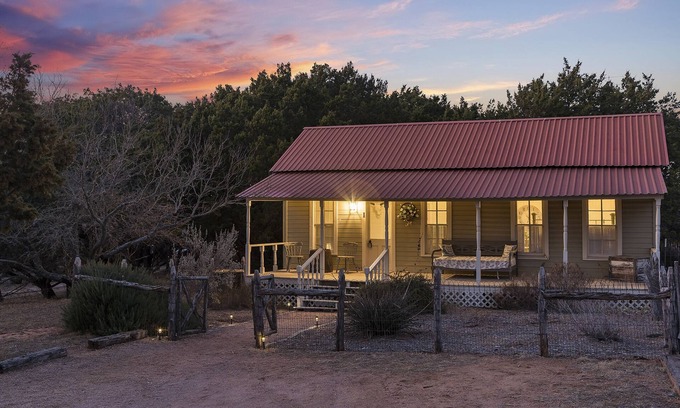 Fredericksburg Cabin | Magnolia Farmhouse at Lost Creek/Hot Tub🍷/Close to Downtown!