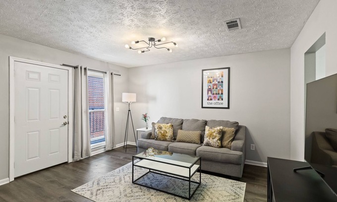 Auburn Apartment | Magnolia Linen Co #8 - DISCOUNTED NO PARKING INCLUDED