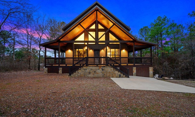 Broken Bow Cabin | Magnolia Peak | Fire Pit, Spa & Views