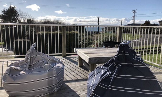 Riverton House | Magooza's Beach House - A kiwi family bach 3 minute walk to the BEACH!