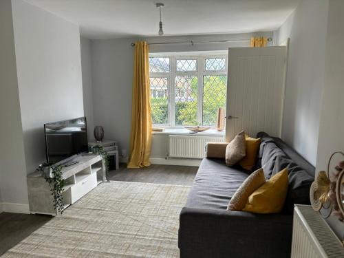Crawley House | Maiden Lane, Crawley Spacious 3BR with Private Patio, great for long stays, contractors