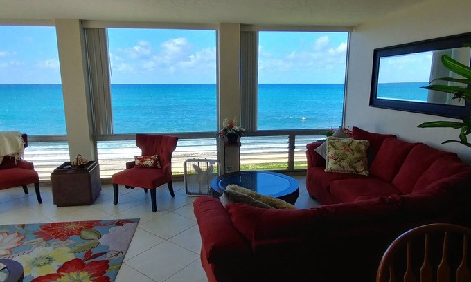 Maili Condo | Maili Cove Beachfront Get Away: Pool, Ocean & Sunsets/Teleworkers Dream