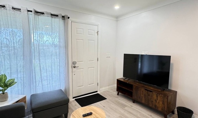 Windsor House | Main floor unit/Fountain Bleau/mins from Chrysler