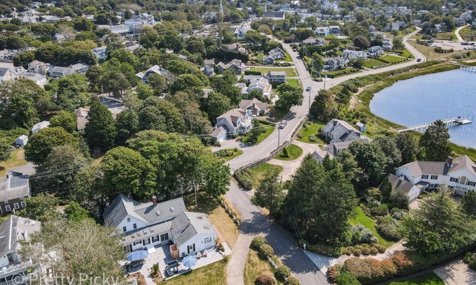 Chatham House | Main House plus Guest House, Walk to Beach & Village: 086-C