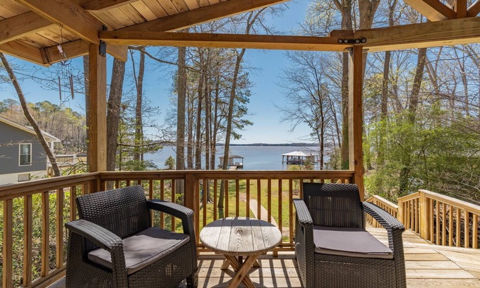 Wildwood Point Cottage | 💥MAIN LAKE Cove💥 Flat Lot w/SANDY BEACH, Firepit!🥇