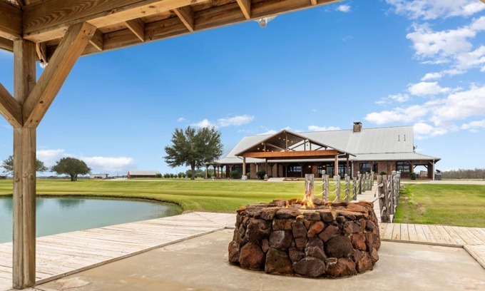 Elmaton Cabin | ★Main Lodge ★Delightfully Retreat Texas Ranch, lake, sleep 28-32★