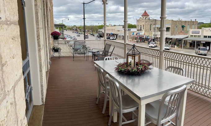 Fredericksburg House | Main Street! Balcony! Sleeps 6!