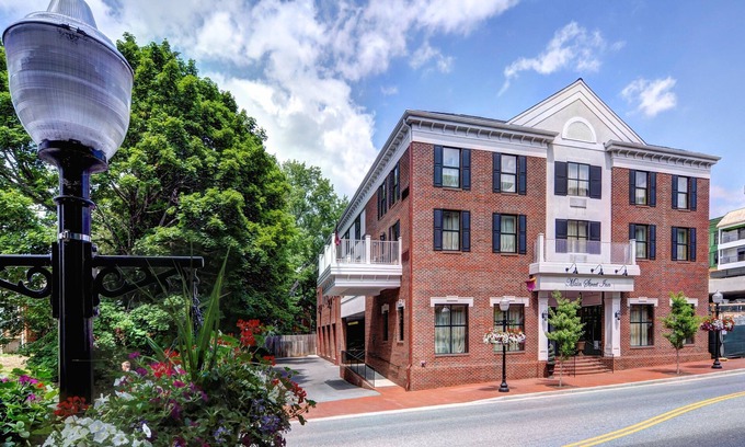 Downtown Hotel | Main Street Inn
