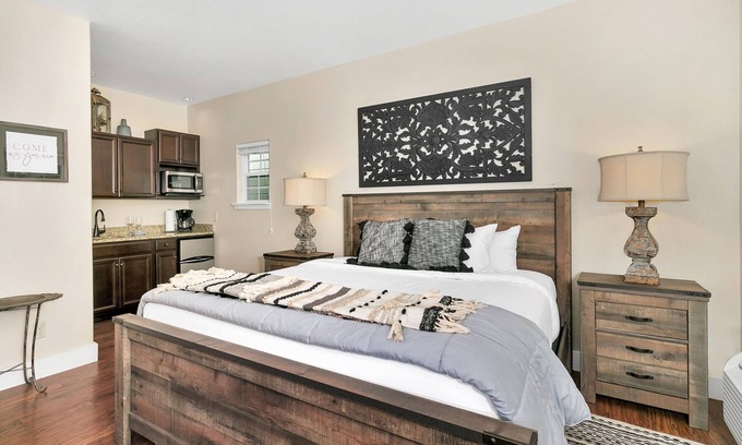 Fredericksburg House | Main Street Retreat Geese on the Gibbons | King Bed | Shared Hot Tub/Pool Access