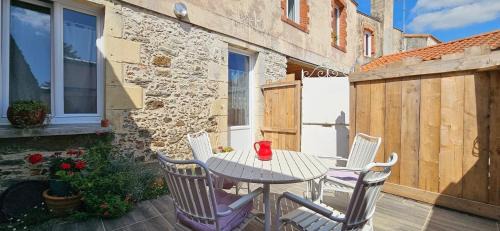 Saint-Christophe-du-Ligneron Apartment | Maison de Ville