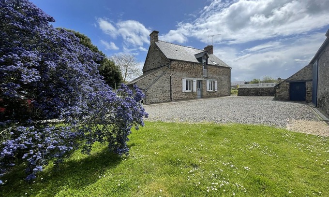 Saint-Georges-de-Grehaigne House | Maison Familial "Le Gîte du Prieuré"