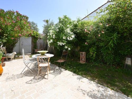 Les Portes-en-Re House | Maison 3 pièces avec jardin clos, cheminée et parking, à deux pas du centre des Portes-en-Ré - FR-1-434-105