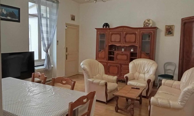 Saint-Jean-d'Angely House | Maison 4 chambres avec jardin