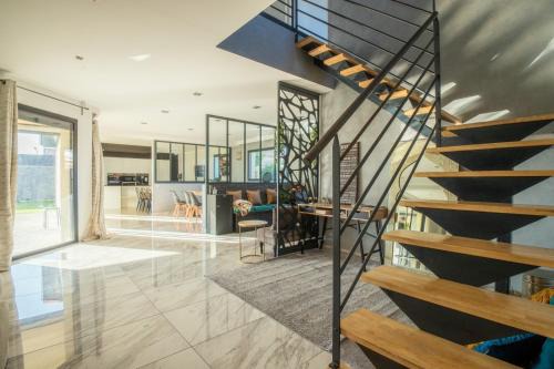 Gigean Villa | Maison Architecte avec Salle de Cinéma