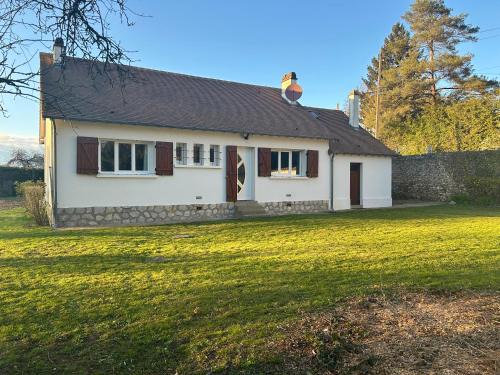 Saint-Prest House | Maison au calme avec spa et rivière à côté de CHARTRES