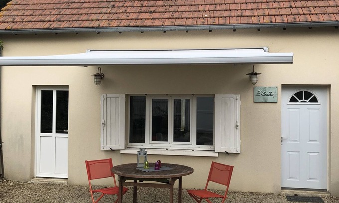 Saint-Regnobert-de-la-Cote-de-Nacre House | Maison Avec Cour Ensoleillée et Jardin, à 5 min Plage. Idéale Pour les Familles