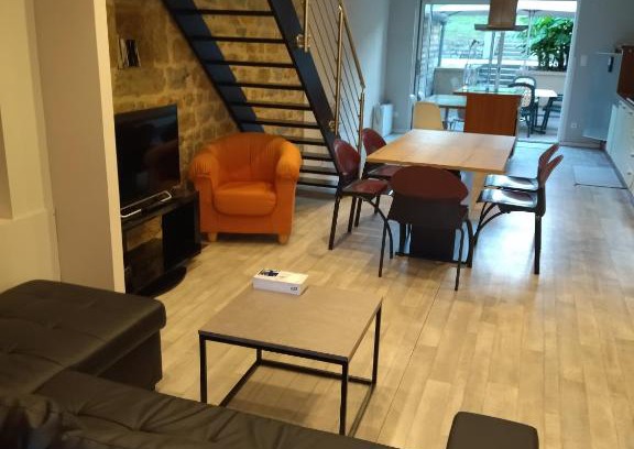 Lons-le-Saunier House | maison avec espace vert clos calme terrasses 100m²