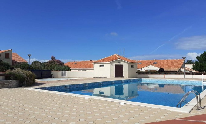 Brem Sur Mer House | Maison avec piscine commune à 800m de la plage