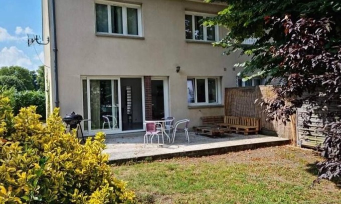 Bellegarde-du-Loiret House | maison centre de bellegarde avec jardin et terrasse équipée d'un salon de jardin et d'un barbecue cuisine équipée 3 chambres avec 2 lits double 140x190 et 2 lits simple chauffage poêle à granulés parking gratuit devant la maison