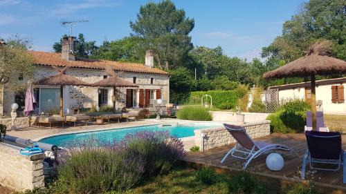 Bussac-Foret House | Maison charmante à Bussac-Forêt avec piscine partagée