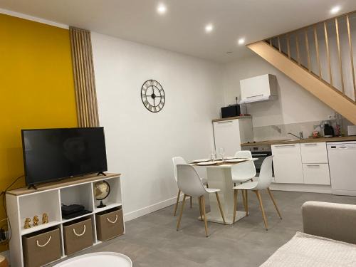 Annoeullin House | Maison Cosy Yellow