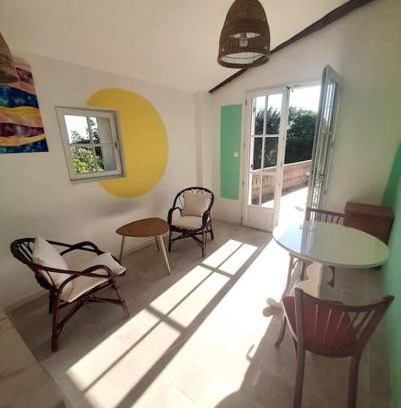Saint-Quentin-de-Baron Apartment | Maison d'artiste