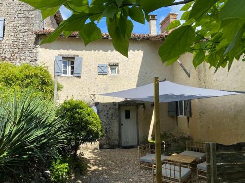 Salles-Lavalette House | Maison d'Amis