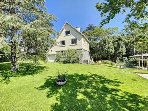 Jullouville-les-Pins House | Maison d'exception à 80m de la plage avec accès direct, proche commerces, terrasse, BBQ, WiFi inclus - FR-1-361-375