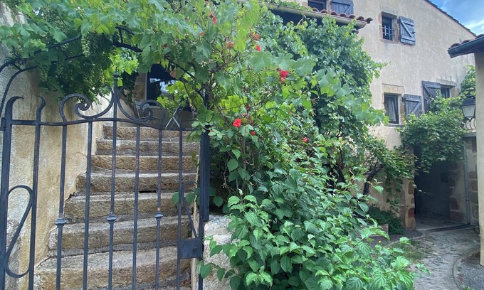 Authezat House | Maison de Bourg au Calme Terrasse Donnant sur un Petit Jardin