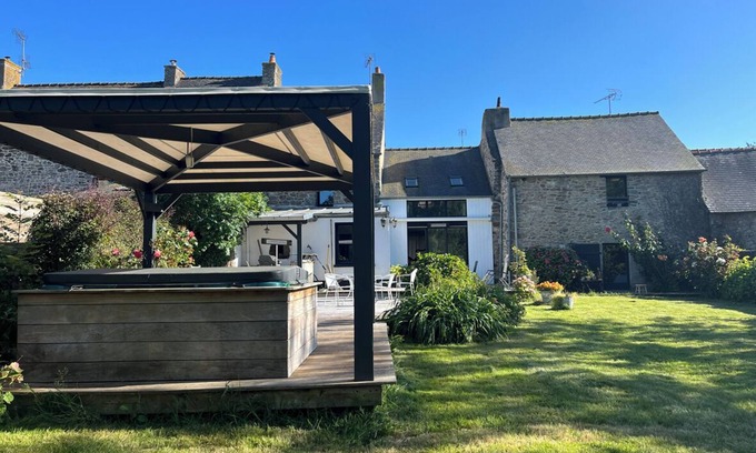 La Ville-es-Nonais House | Maison de Campagne Avec Jacuzzi à 300 m de la Rance et 12 mn de St-malo
