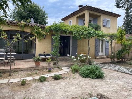 Gassin House | Maison de Charme au Milieu des Vignes avec Jardin et Parking à Gassin, près de Saint-Tropez