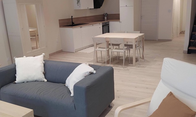 Parnans House | Maison de Charme Entièrement Rénovée Dans un Village Calme Idéalement Située