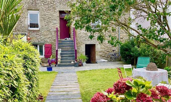 Groix House | Maison de Famille à 100 m de la Plage de Locmaria, Charme Fou, Jardin Clos