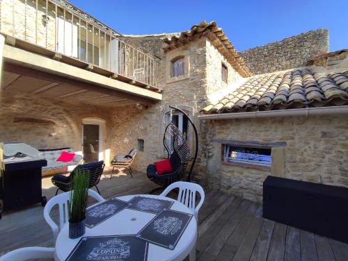 Saint-Marcel-de-Careiret House | Maison de village cosy avec terrasse privée
