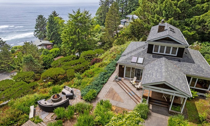 Neahkahnie Beach House | Maison De La Lune-Spectacular Oceanviews, dogs Ok , Firepit, Fenced yard