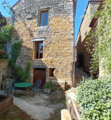 Domme House | Maison de la Ruelle au cœur de la Bastide de Domme avec cour terrasse
