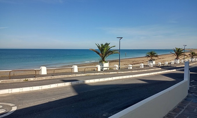 Donville-les-Bains House | Maison de Plage - les Pieds Dans L'eau - vue mer Imprenable