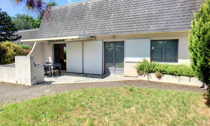 Jullouville-les-Pins House | Maison de plain-pied avec jardin, à 200m de la plage et 400m des commerces - FR-1-361-58