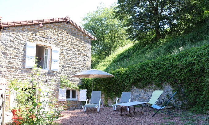 Chateauneuf House | Maison de Village Dans un Écrin de Verdure