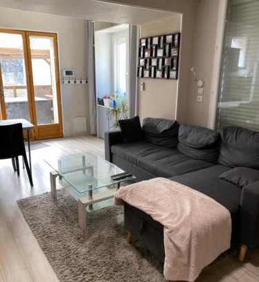 Saint-Brice Apartment | Maison de ville à 3 kilometre du centre de cognac , jacuzzi privée et disponible sur place