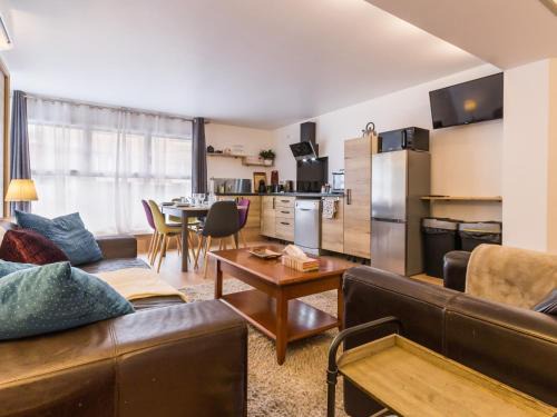 Saint-Nazaire House | Maison de ville à St Nazaire, près du front de mer, climatisée, 3 chambres avec sdb privatives, WiFi - FR-1-306-1203