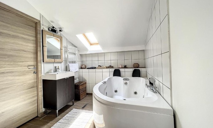 Gosselies Apartment | Maison de ville jacuzzi wiffi à 4km aéroport Charleroi