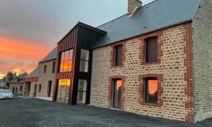 Le Beny Bocage Cottage | Maison des Bruyères 25 people : unusual housing, spa, Billard